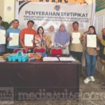 Lurah Biring Romang Serahkan 10 Sertifikat PTSL, Warga Tunggu Tahap Kedua