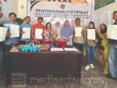 Lurah Biring Romang Serahkan 10 Sertifikat PTSL, Warga Tunggu Tahap Kedua