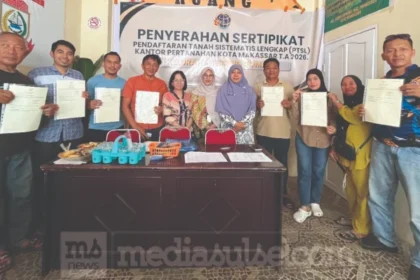 Lurah Biring Romang Serahkan 10 Sertifikat PTSL, Warga Tunggu Tahap Kedua
